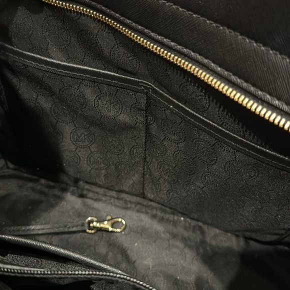 Michael Kors Selma medium black bag - Picture 9 of 11